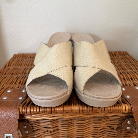 Crocs Leigh II Wedge Sandals Women’s Size 9 Beige Comfort Beach Summer Shoes - Picture 2 of 8